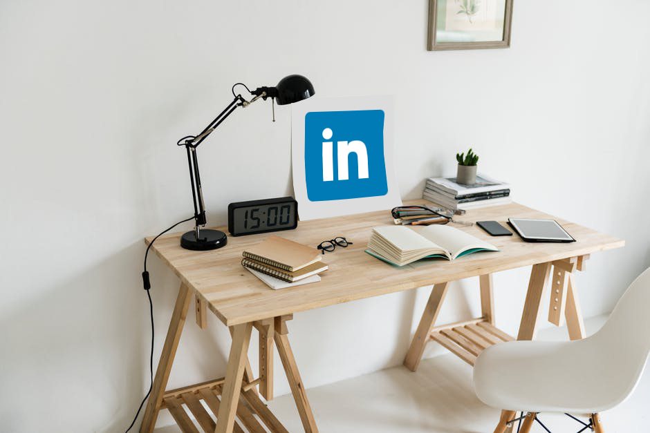 A professional guide image by Media Sociale titled 'How LinkedIn Advertising Works,' featuring a LinkedIn Campaign Manager interface overlay that highlights B2B targeting by job title, company size, and seniority. Includes cost-per-click benchmarks of $8 to $20 for the Australian market
